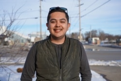 A Oscar Grijalba, 19, ser el primer miembro de su familia en poder votar lo motiva a participar en las elecciones. [Foto: Alejandra Arredondo]