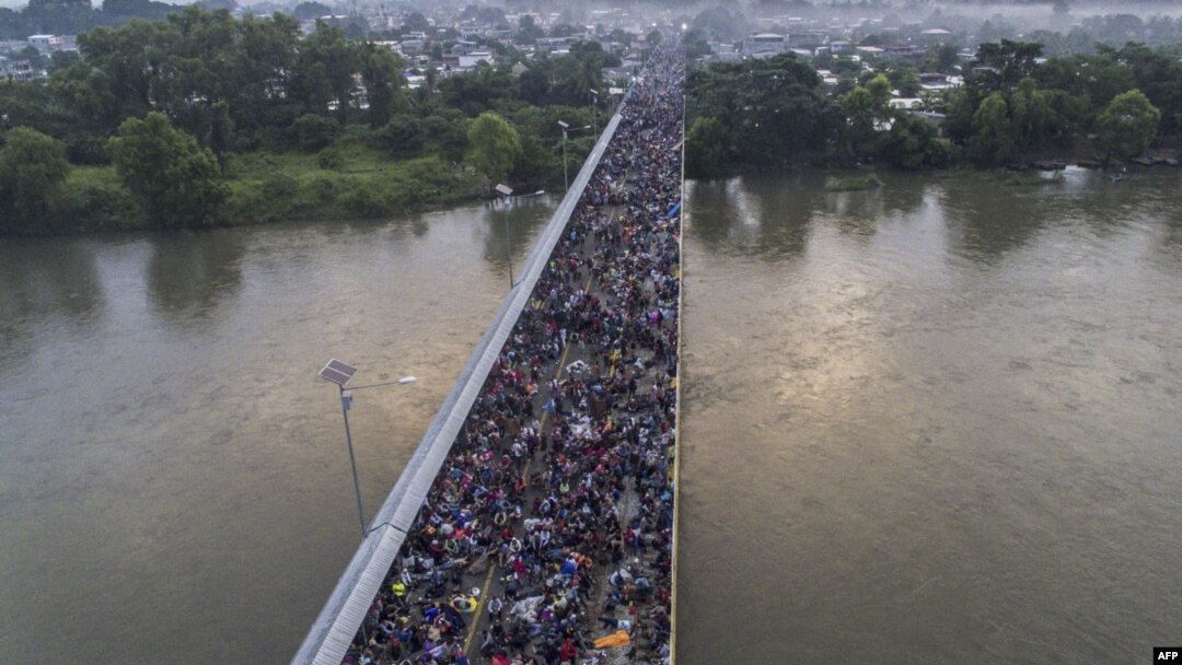 Vista aérea de la caravana de migrantes hondureños sobre el puente internacional en la frontera entre Guatemala y México, en Ciudad Hidalga, estado de Chiapas, en México el 20 de octubre del 2018.