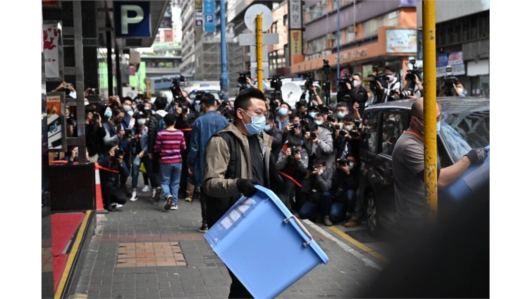 港警搜查立場辦公室，帶走多箱證物（2021年12月29日）