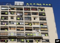 Žuti prsluci vise sa krovova i prozora jedne stambene zgrade u Marseju 7. decembra 2018.