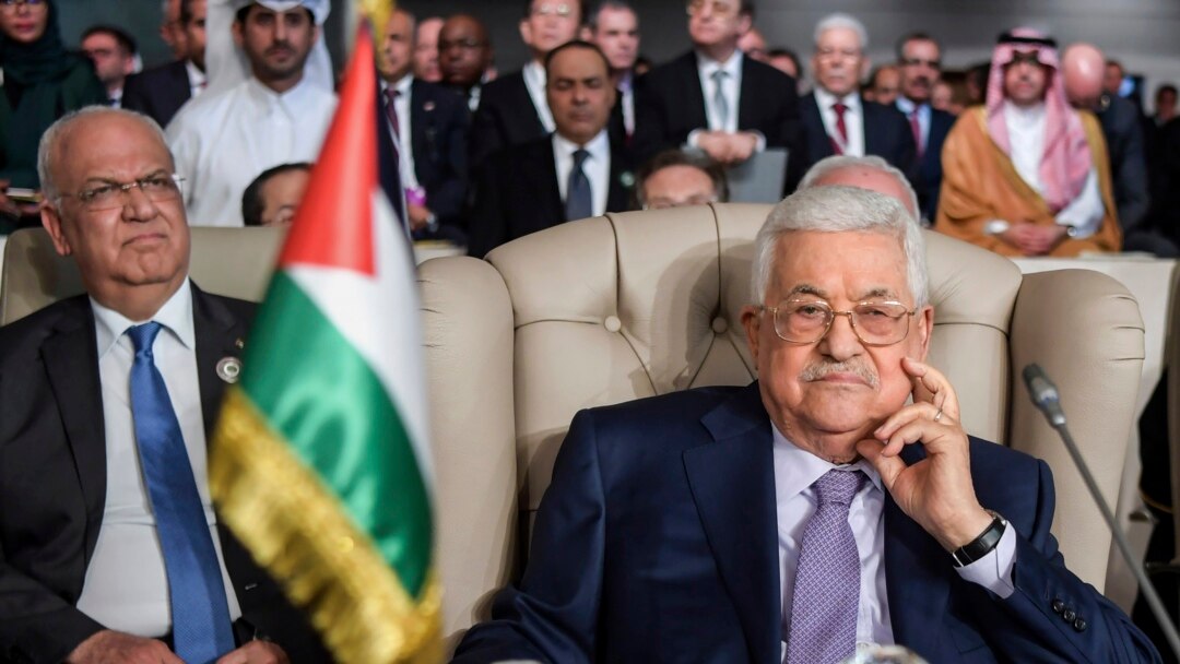 Foto: ARHIVA Palestinski predsednik Mahmud Abas i generalni sekretar PLO Saeb Erekat na Tridesetom arapskom samitu u Tunisu, 31. marta 2019.
