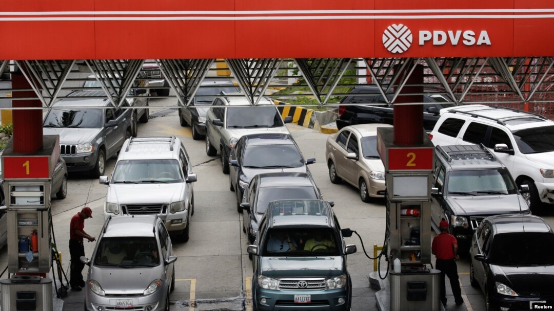 Los automovilistas hacen fila para obtener combustible en una estación de servicio de la petrolera estatal venezolana PDVSA en Caracas, Venezuela, en 2017.