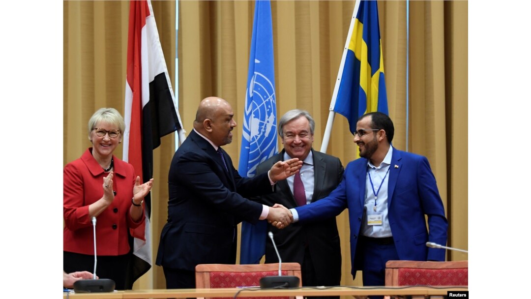 Head of Houthi delegation Mohammed Abdul-Salam (R) and Yemeni Foreign Minister Khaled al-Yaman (2 L) shake hands next to United Nations Secretary General Antonio Guterres and Swedish Foreign Minister Margot Wallstrom (L), during the Yemen peace talks closing press conference at the Johannesberg castle in Rimbo, near Stockholm, Dec. 13, 2018.