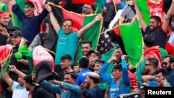 جمعی کثیری از افغان های ساکن در انگلستان نیز امروز برای دیدن رقابت به میدان حضور داشتند.