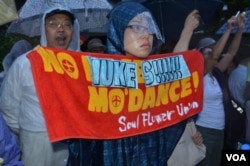 FILE - Japanese rally in Tokyo against restart of nuclear power plants, July 6, 2012. (S. Herman/VOA)