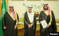 (L-R) Saudi Crown Prince Mohammed bin Nayef, Saudi King Salman, and Saudi Arabia's Deputy Crown Prince Mohammed bin Salman stand together as Saudi Arabia's cabinet agrees to implement a broad reform plan known as Vision 2030 in Riyadh, April 25, 2016.
