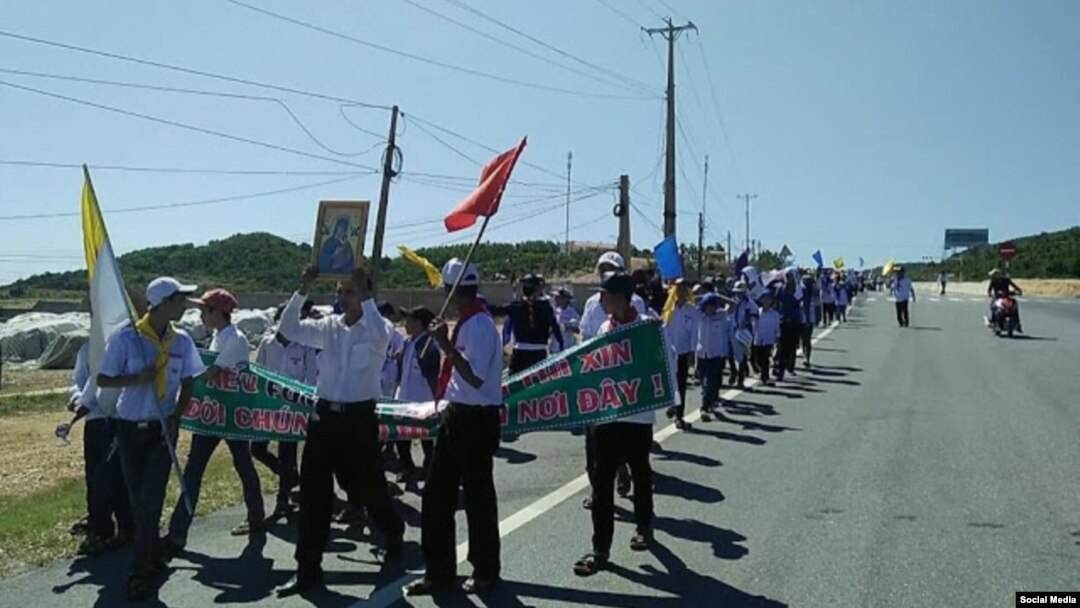 More than 5000 fishermen in Nghe An province and 700 in Ha Tinh province held protests on Sunday against Formosa.