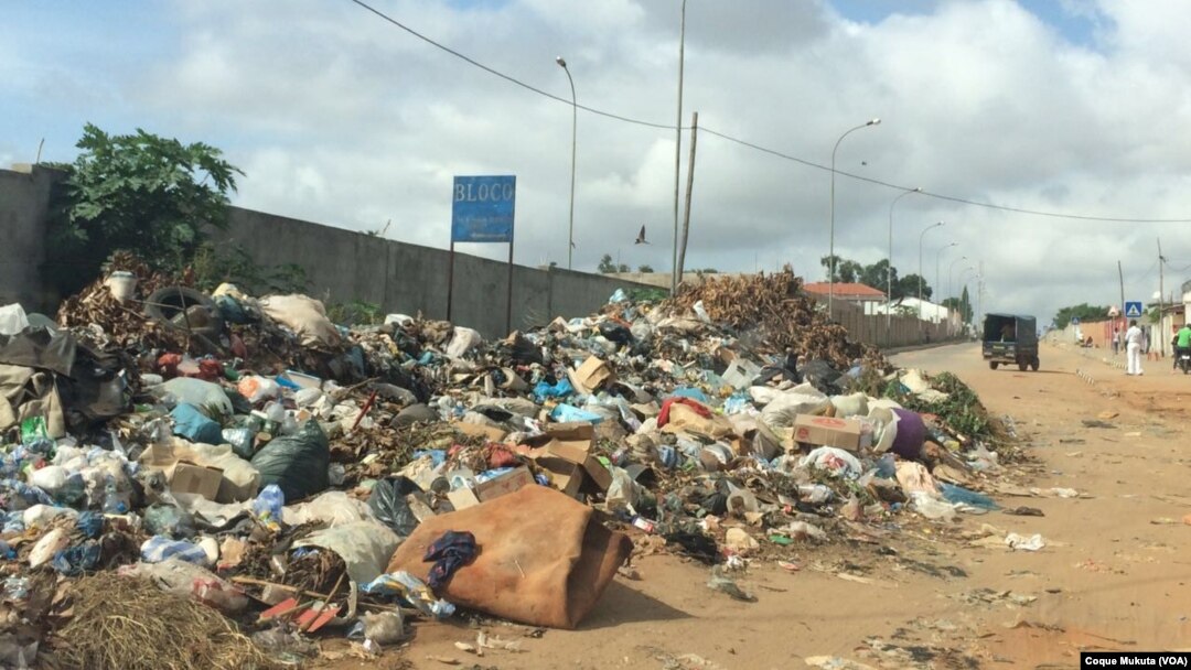 Lixo na Sétima Avenida do Cazenga, Luanda 