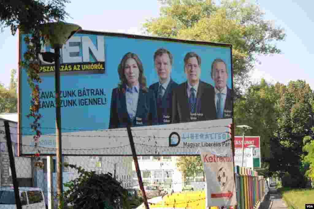 This billboard, by one the country’s farthest left parties, in Budapest, says, “Vote bravely. Vote ‘Yes.’” Sept. 30, 2016. (VOA/H. Murdock)