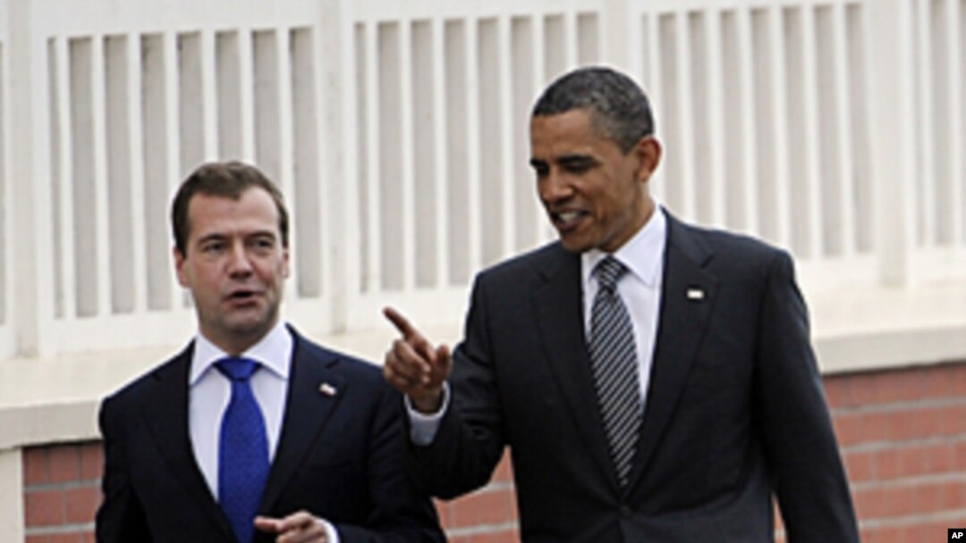 Shugaban Amurka Barack Obama da shugaban kasar Russia,Demitri Medvedev a taron kolin kasashe masu arzikin masana'antu.