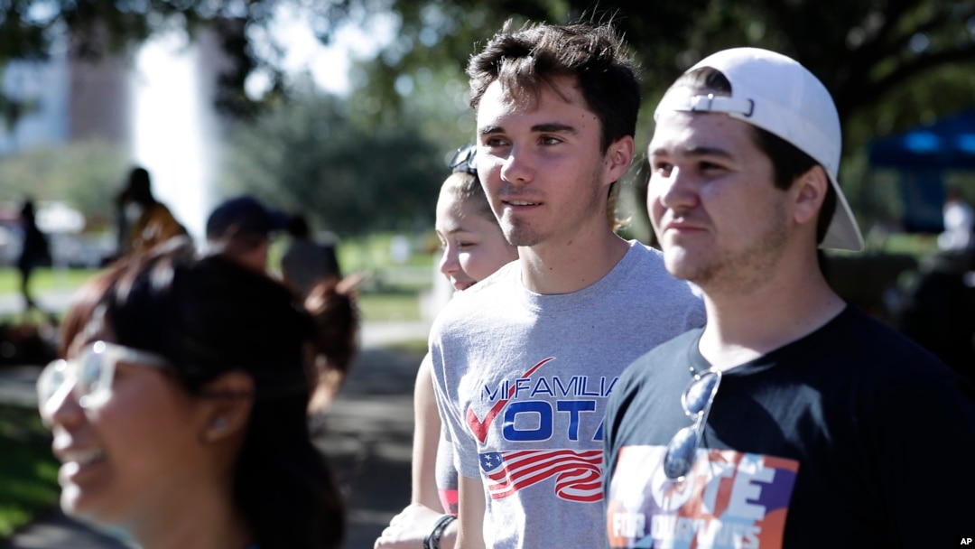 En esta foto del miércoles 31 de octubre de 2018, David Hogg (centro), un estudiante que sobrevivió la matanza en la escuela secundaria Stoneman Douglas camina con voluntarios a un punto de encuestas en el campus de la Universidad de Central Florida en Orlando, durante un evento de Vote for Our Lives. Nueve meses después que 17 compañeros y profesores fueron asesinados en su escuela, los estudiantes de Parkland finalmente llegan al momento que esperaban, su primer día de elecciones, con marchas, protestas pacíficas y eventos de registro de votantes en todo el país. AP/John Raoux.