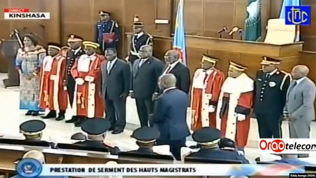 Ba magistrats ya likolo na président Félix Tshisekedi (C) nsima na kolapandayi mpo kobanda mosala na bango na Palais de la nation, Kinshasa, 19 février 2020. (VOA/Eddy Isango)