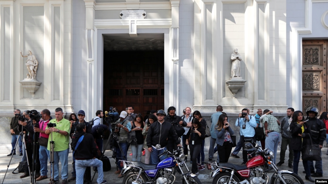 En la ​reunión del martes también se aprobó el acuerdo para rechazar el hostigamiento al vicepresidente del parlamento, Edgar Zambrano, y ratifcó la ilegitimidad del Tribunal Supremo de Justicia (TSJ) que ejerce funciones desde Venezuela.