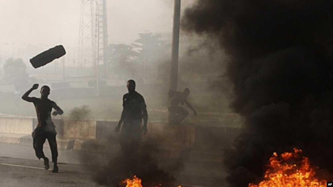 Matasa a fusace su na kona tayoyi da tarkace domin su nuna rashin yardarsu da janye tallafin farashin mai da gwamnatin shugaba Goodluck Jonathan ta yi, Lagos Talata, 10 Janairu 2012.