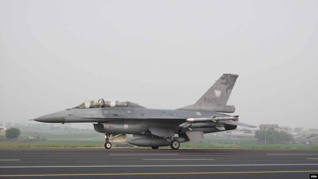 台灣空軍戰機演習高速路上起降(美國之音申華拍攝)