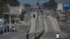 Un vehículo blindado circula por una calle principal que está vacía debido a los enfrentamientos entre la policía y las pandillas en el barrio de Delmas en Puerto Príncipe, Haití, el miércoles 12 de febrero de 2025.