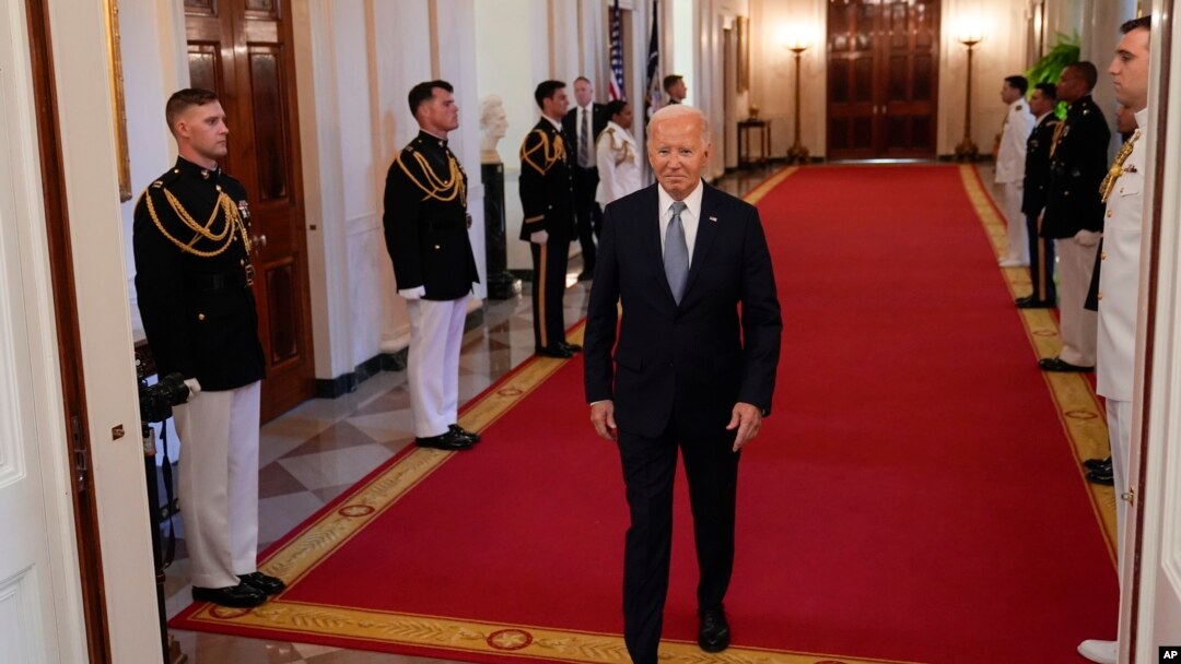 El presidente Joe Biden llega a la ceremonia de la Medalla de Honor en la Casa Blanca, el miércoles 3 de julio de 2024, en honor póstumo a dos soldados que formaron parte de un contingente del Ejército de la Unión que robó un tren confederado durante la Guerra Civil.