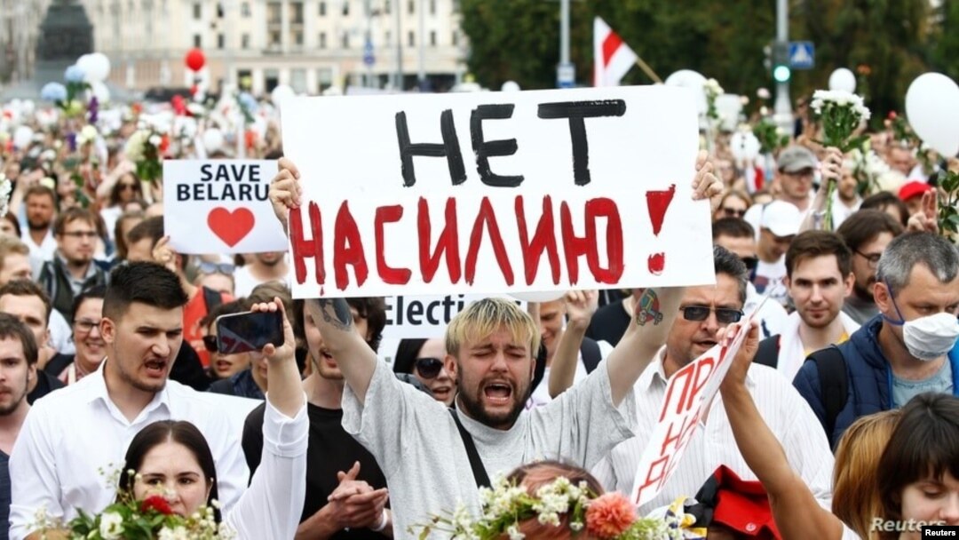 Manifestantes continúan sus protestas contra Alexander Lukashenko, quien se proclamó ganador de las elecciones del pasado domingo. El rótulo lee: "No a la violencia".