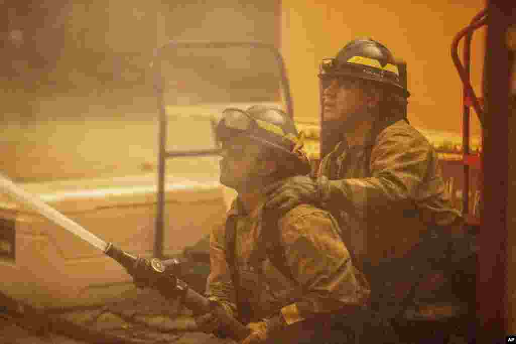 “Esas ráfagas de viento erráticas arrojaban brasas a varios kilómetros por delante del incendio”, dijo el jefe de bomberos Chad Augustin. Además, el sistema de agua de la ciudad estaba sobrecargado y se vio obstaculizado aún más por los cortes de energía.