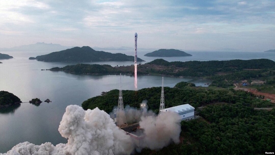 북한은 철산군 동창리의 발사장에서 31일 진행된 위성운반로켓 '천리마 1형' 발사 장면이 담긴 사진을 공개했다.