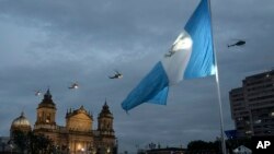 ARCHIVO - La bandera de Guatemala ondea con motivo del Día de la Independencia, en Ciudad de Guatemala, en septiembre de 2022.