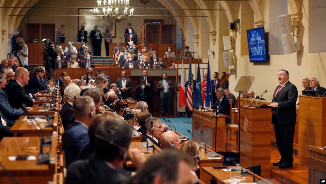 美國國務卿蓬佩奧在布拉格的捷克議會參議院發表演講。（2020年8月12日）