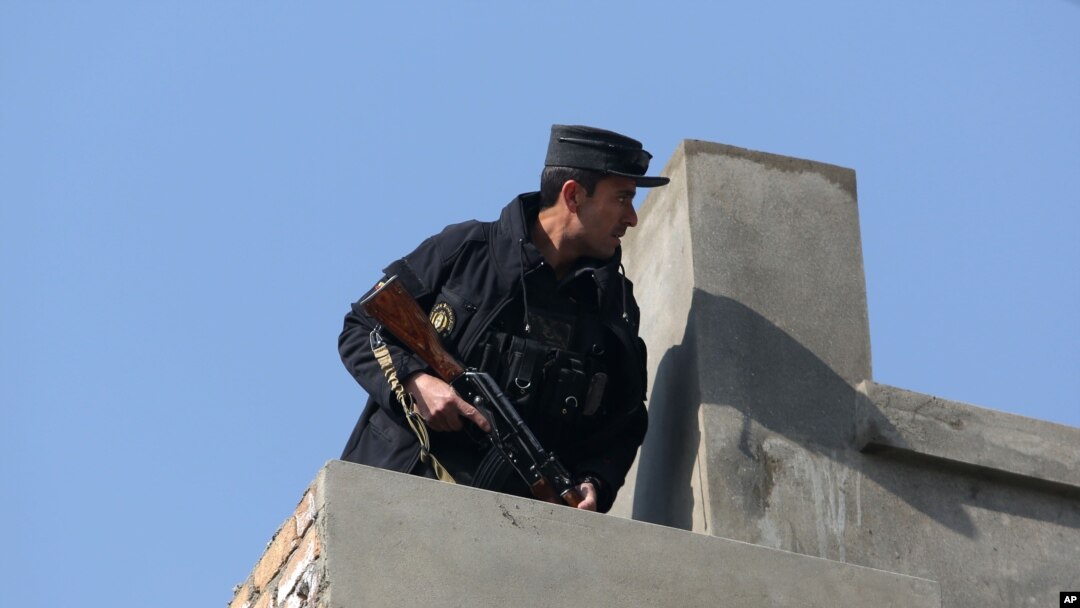 Un miembro de la fuerza de seguridad afgana realiza guardia en el sitio de un ataque suicida en Kabul, Afganistán, el sábado, 28 de noviembre de 2015.

