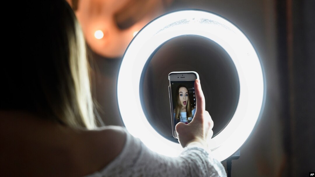 TikTok se ha convertido en una de las aplicaciones favoritas de adolescentes y niños, pero recientemente ha sido señalada de violar la privacidad de los menores.