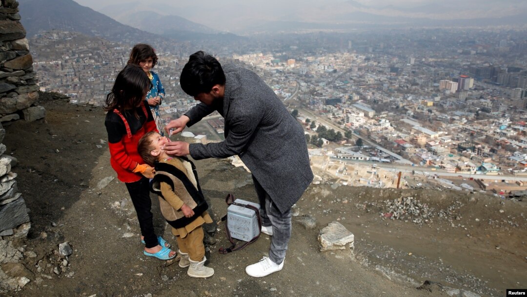 Un niño recibe una dosis de la vacuna antipolio en Kabul, capital de Afaganistán en marzo de 2018.