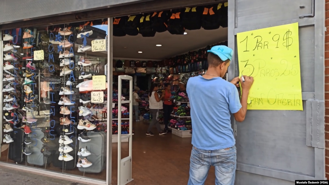 Tartışmalı başkanlık seçiminin ardından ekonomik istikrarsızlığın da arttığı Venezuela’da piyasalardaki nakit dolar miktarı Şubat ayına göre 1,5 milyar dolar artarak 7,8 milyar doları aştı.