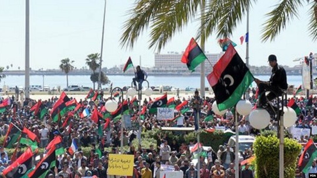 En Bengasi, los rebeldes libios rechazaron la propuesta de cese al fuego de la Unión Africana, porque no incluye la salida de Gadhafi.