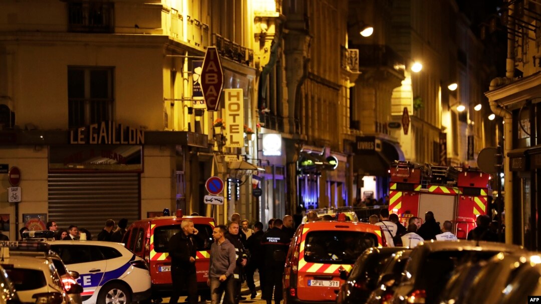 Maafisa wa polisi na wafanyakazi wa huduma za dharura wakiwa katika mtaa uliofungwa mjini Paris baada ya shambulizi la kutumia kisu kutokea Mei 12, 2018.