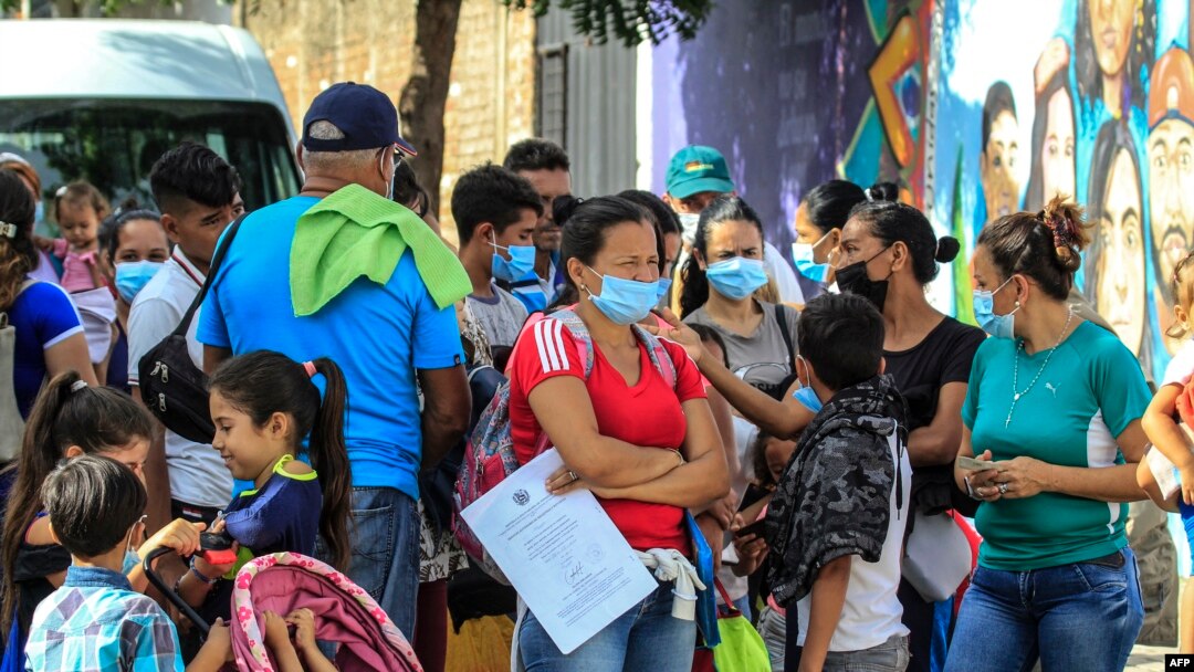 Migrantes venezolanos esperan ser vacunados contra COVID-19 en el sector La Parada, la zona comercial de la frontera entre Colombia y Venezuela, en Cúcuta, Colombia, el 13 de octubre de 2021.