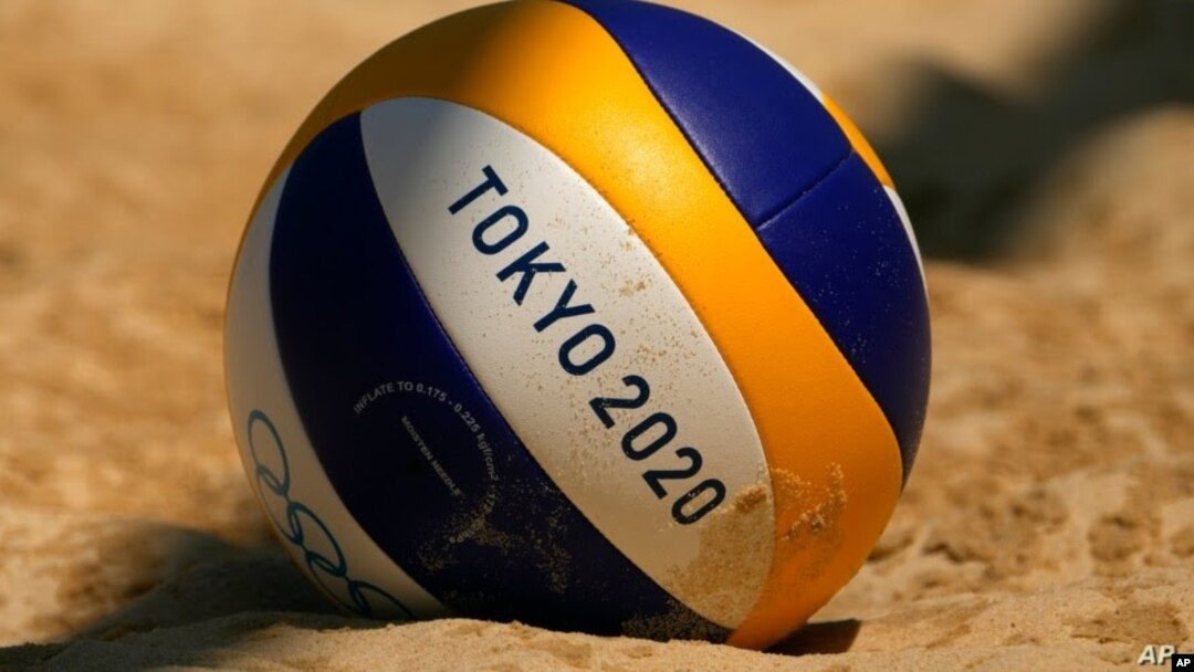 Un balón descansa en la arena durante la práctica de voleibol playa femenino, el 19 de julio de 2021, en Tokio.