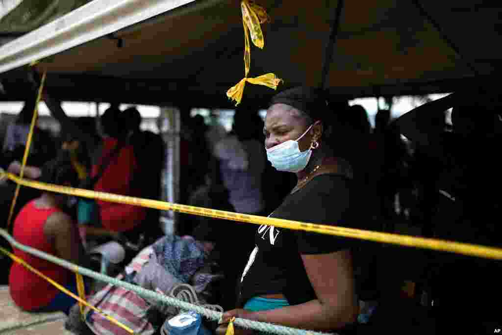 Migrantes haitianos abordan un bote hacia Capurgan&#225;. 
