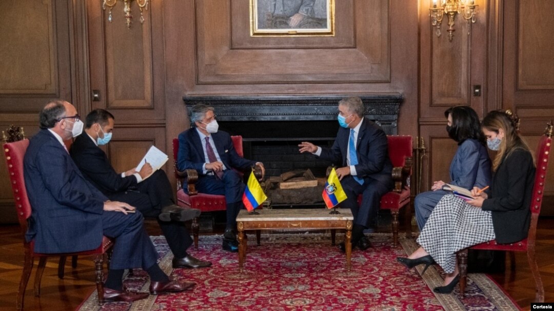 El presidente electo de Ecuador, Guillermo Lasso, se reúne en Bogotá con el mandatario colombiano Iván Duque, el martes 20 de abril de 2021. [Foto: Cortesía de Presidencia de Colombia]