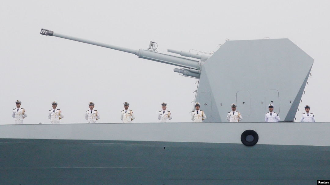 中國海軍驅逐艦太原號2019年4月23日在山東青島參加慶祝人民解放軍海軍建軍70週年的閱兵活動。