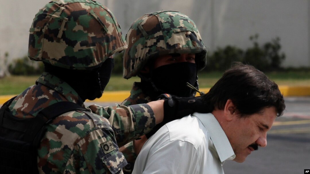 El "Chapo" Guzmán, esposado, es escoltado a un helicóptero de la Armada mexicana en México en febrero de 2014.