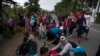 Migrantes de Honduras descansan durante su viaje para llegar a Estados Unidos, en Entre Ríos, Guatemala, el jueves 16 de enero de 2020. 