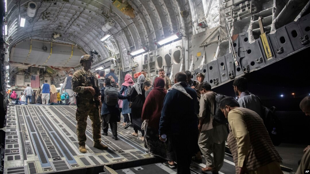在美國空軍提供的這張照片中，阿富汗乘客在喀布爾的哈米德·卡爾扎伊國際機場登上美國空軍的C-17飛機。（2021年8月22日）