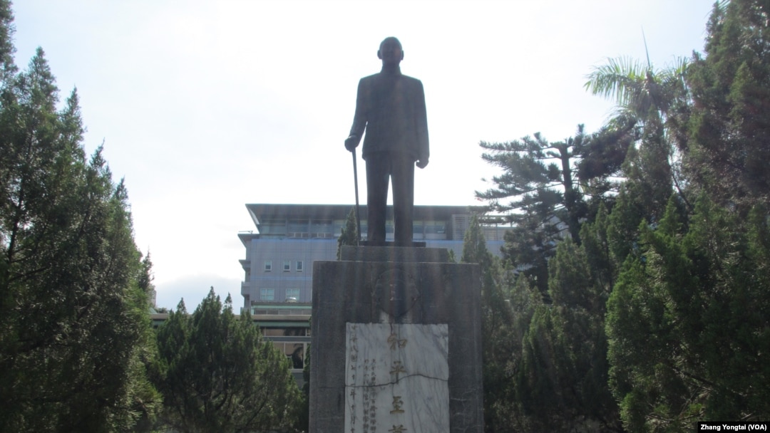 台灣校園常見蔣介石銅像