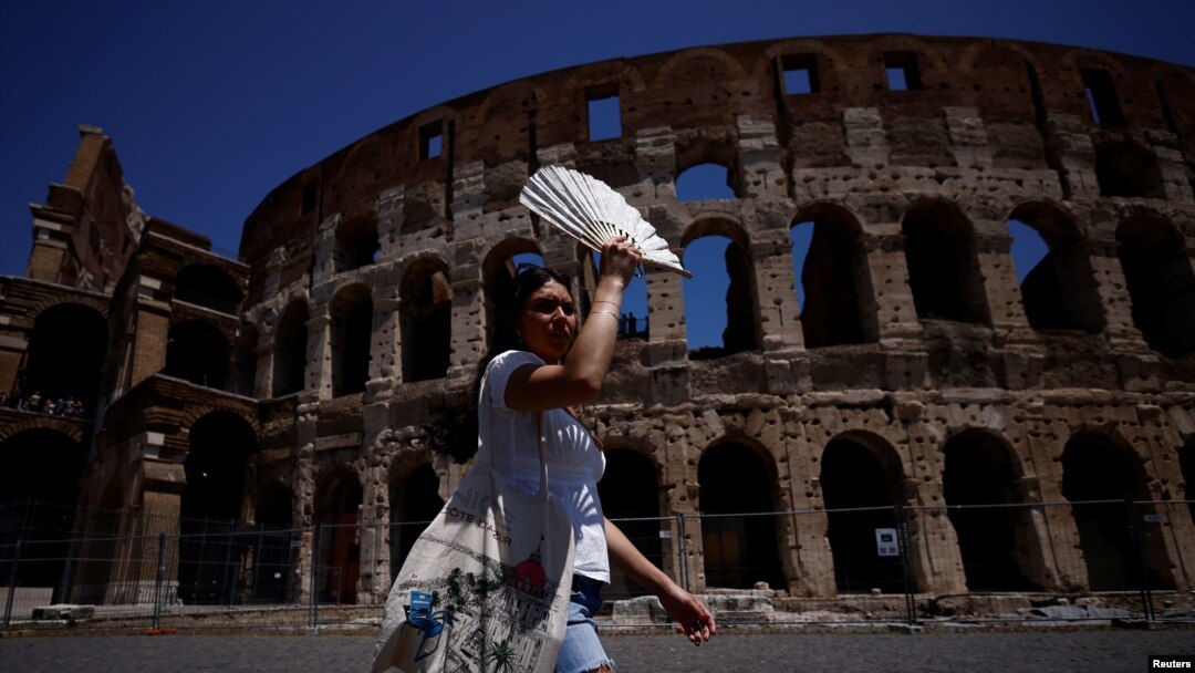 Romanos y turistas hacen frente a la ola de calor africana cuando las temperaturas se acercan a los 40 grados centígrados en Roma, Italia, el 11 de julio de 2023. 