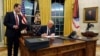 El presidente Donald Trump firma una orden ejecutiva que retira a Estados Unidos de la Organización Mundial de la Salud en la Oficina Oval de la Casa Blanca, el lunes 20 de enero de 2025, en Washington. AP