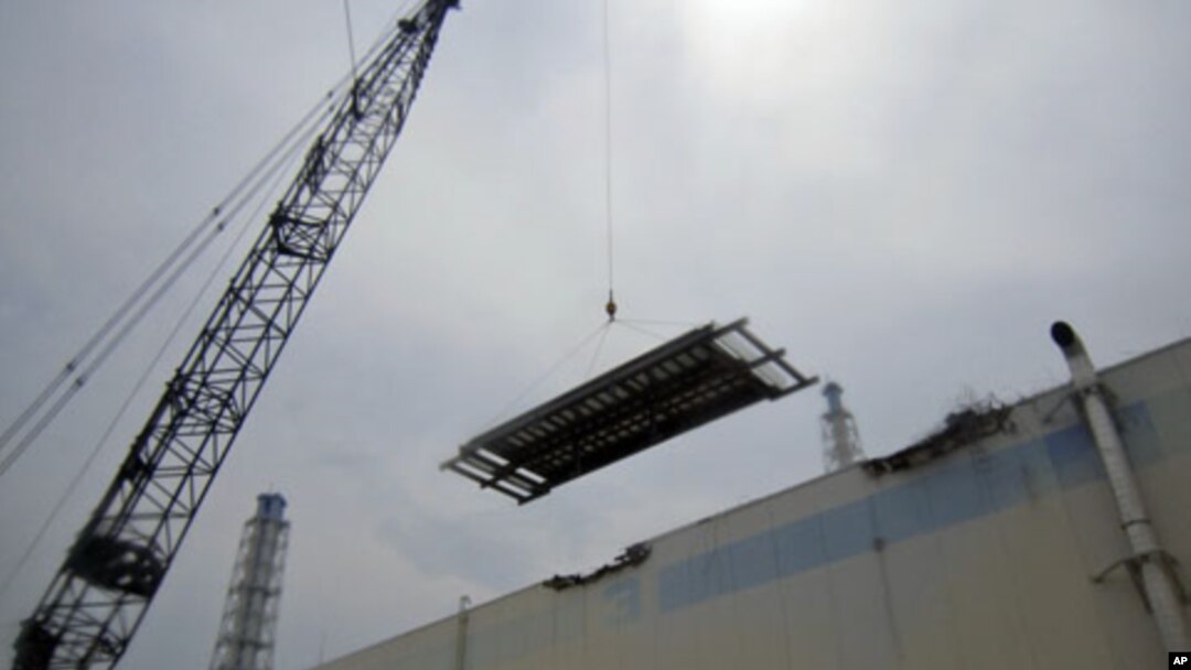 Installation work is carried out on a roof at unit 3 turbine building at the tsunami-crippled Fukushima Daiichi Nuclear Power Station in Fukushima prefecture in Japan, July 18, 2011