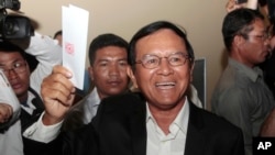 FILE - Opposition Cambodia National Rescue Party President Kem Sokha is seen before voting in local elections in Chak Angre Leu on the outskirts of Phnom Penh, Cambodia, June 4, 2017. 