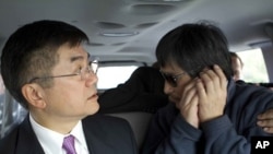 美國駐華大使駱家輝(左)5月下日乘車陪同陳光誠前往北京朝陽醫院