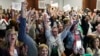 Los partidarios del derecho al aborto aplauden mientras ven los resultados de las elecciones, el martes 7 de noviembre de 2023, en Columbus, Ohio, EEUU.