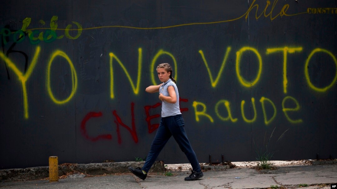 El gobierno interino que lidera Juan Guaidó sostiene que convocará elecciones una vez que cese "la usurpación", pero el presidente en disputa, Nicolás Maduro, dice que las elecciones se efectuaron en mayo de 2018 y rechaza la agenda opositora que tilda de "golpista".