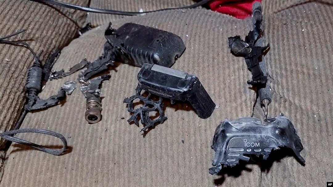 Un walkie-talkie que explotó dentro de una casa, en Baalbek, este del Líbano, el miércoles 18 de septiembre de 2024.
