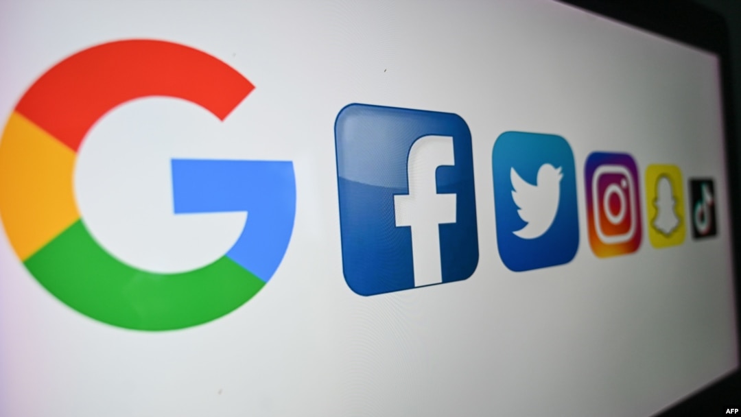 En esta foto de archivo tomada el 21 de octubre de 2020 se muestran los logos de Google, Facebook, Twitter y otros. 